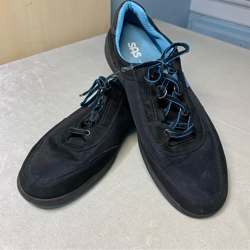 SAS women’s sporty lace up walking sneaker black 10.5 med good gently worn cond